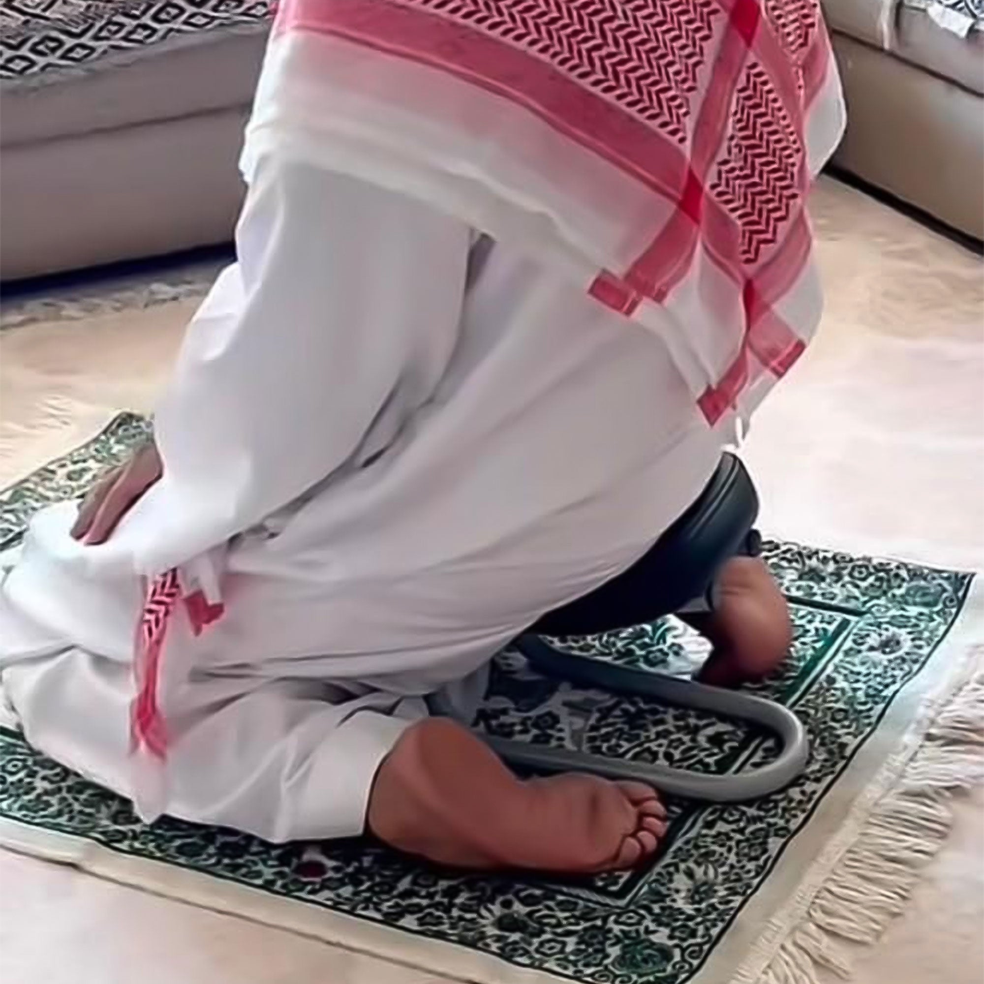 Prayer bench مقعد صلاة للركوع في المنزل